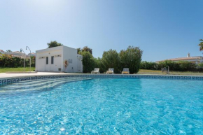 BnB Homes Luxurious Apartment with 2 bedrooms, swimming pool & patio